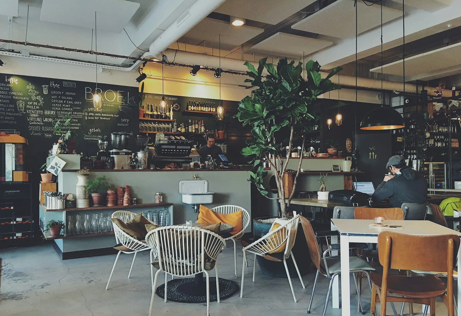 Le comptoir et les assises basses du Café-Jardin, en fin de journée