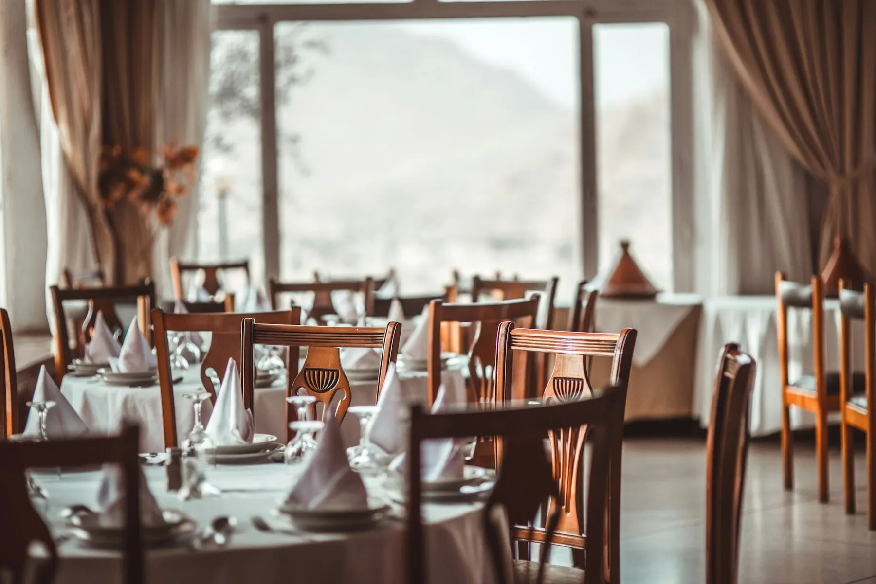 Tables dressées pour une réception en soirée